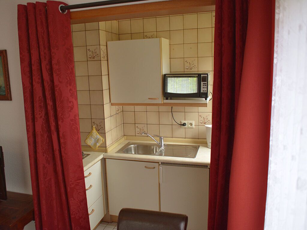 Kjøleskap, oppvaskmaskin, kaffetrakter/tekoker og brødrister