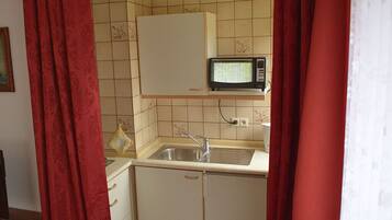 Kühlschrank, Geschirrspüler, Wasserkocher mit Kaffee-/Teezubehör