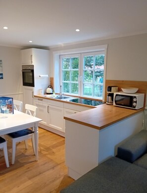 Fridge, dishwasher, coffee/tea maker, toaster - Nebel`s Hüs Eg (Nebel)