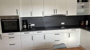 Mikroaaltouuni, uuni, astianpesukone, kahvin-/teenkeitin