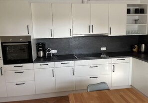 Mikrovågsugn, ugn, diskmaskin och kaffe- och tebryggare