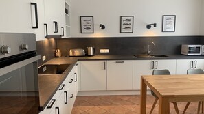 Micro-ondas, fogão, lava-louças, cafeteira/chaleira