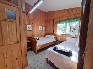 ห้องคลาสสิกดับเบิลหรือทวิน | ผ้านวมขนเป็ด, เ ตียงพร้อมฟูกเสริมที่นอน, ผ้าปูที่นอน