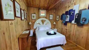 Deluxe Cottage | Down comforters, pillowtop beds, bed sheets