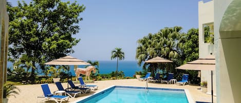 Piscine extérieure, cabanons gratuits, parasols de plage