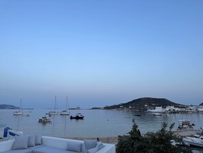 Property grounds - Milos Aquabliss Beachfront Villa (Pollonia)
