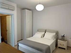2 bedrooms, iron/ironing board, WiFi, bed sheets - Milos Aquabliss Beachfront Villa (Pollonia)