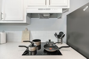 Réfrigérateur, micro-ondes, plaque de cuisson, cafetière/bouilloire