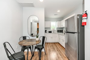 Fridge, microwave, stovetop, coffee/tea maker - UH, Toyota Center, Downtown, Minute Maid, Convention Center, Gated-Free Parking (Houston)