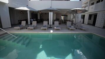 Hồ bơi ngoài trời