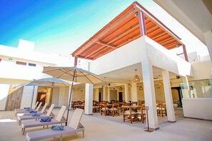 1 makuuhuone, ylelliset vuodevaatteet, minibaari, tallelokero huoneessa