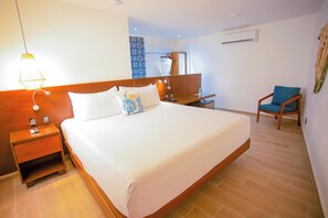 舒适套房, 1 张特大床, 冰箱 | 1 多间卧室、高档床上用品、迷你吧、客房内保险箱