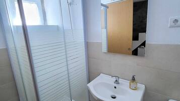 Dusche, Handtücher, Seife, Toilettenpapier