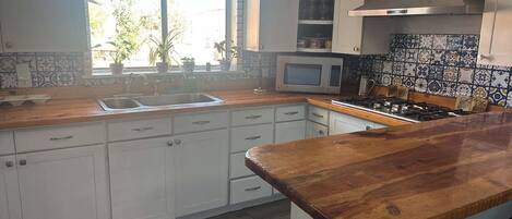 Microondas y placa de cocina