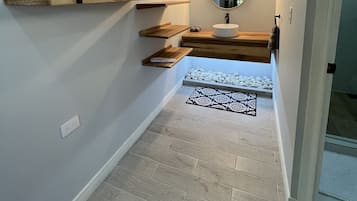 Luxury Cabin | Bathroom | Shower, rainfall showerhead, hair dryer, bathrobes