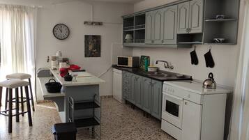 KylskÄp, mikrovÄgsugn, ugn och spishÀll