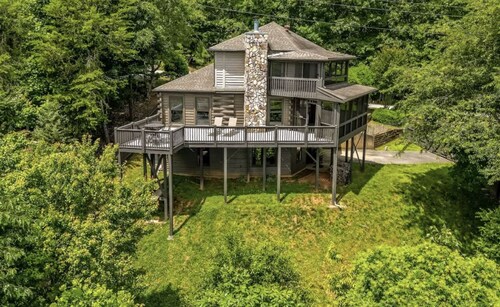 Gorgeous Lake View Log Cabin with Hot Tub!