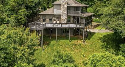 Gorgeous Lake View Log Cabin with Hot Tub!
