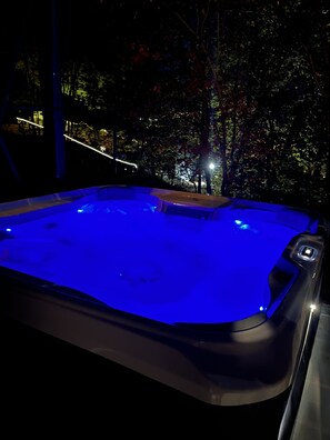 Outdoor spa tub - Gorgeous Lake View Log Cabin with Hot Tub! (Ellijay)