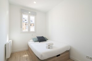 2 bedrooms, free WiFi, bed sheets - apartamento reformado para 6 personas de alquiler temporal (Madrid)