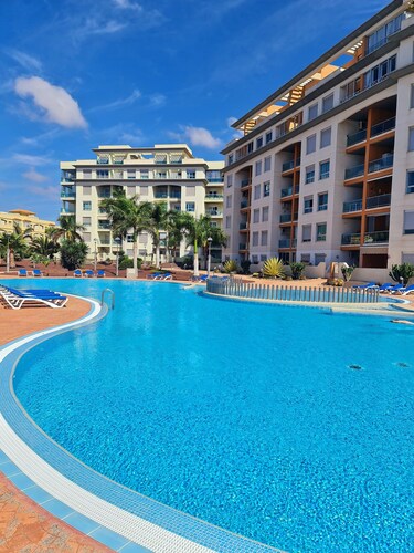 Homely Apartment in Modern building with Pool 