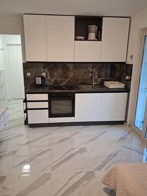 Fridge, microwave, coffee/tea maker, electric kettle - Apartment in Vinišće with Seaview, Balcony, Air condition, WIFI (4752-2) (Vinišce)