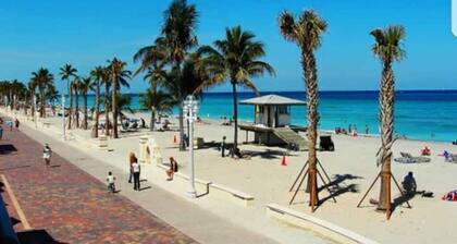 Amazing view, stylish & Lovely, 1 mile to beach famous hollywood beach broadwalk