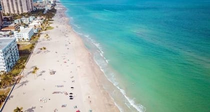 Amazing view, stylish & Lovely, 1 mile to beach famous hollywood beach broadwalk