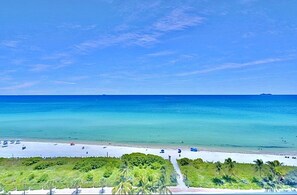 On the beach, sun loungers, beach towels - Miami Beach Studio 506 - New Gym (Miami)