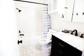Shower, hair dryer, towels, toilet paper - One of a kind 10 min from AT&T stadium! 3 BR 2 BA (Fort Worth)