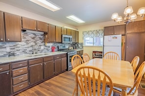 Basic Cabin | In-room dining - Sweet Retreat (Big Bear Lake)