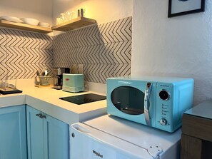 Kylskåp, mikrovågsugn, spishäll och kaffe- och tebryggare