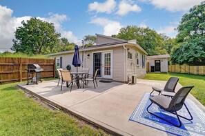 A backyard patio with a grill, dining table, chairs, and a covered seating area. - Tandem Trails Retreat in Xenia (Xenia)