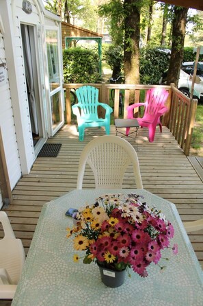 Outdoor dining - Charmant Mobilhome A LA Campagne (La Boissière-de-Montaigu)