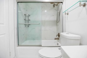 Asciugacapelli, asciugamani, sapone, carta igienica