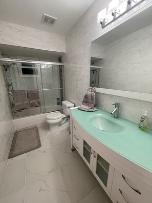 SĂšche-cheveux, serviettes fournies, savon, papier toilette