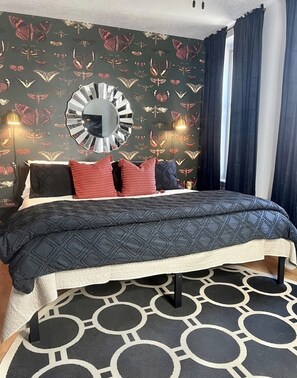 4 bedrooms, desk, WiFi, bed sheets - Funkytown Loft: 4BR, 2BA on Mass St, Steps to Dining & Entertainment (Lawrence)