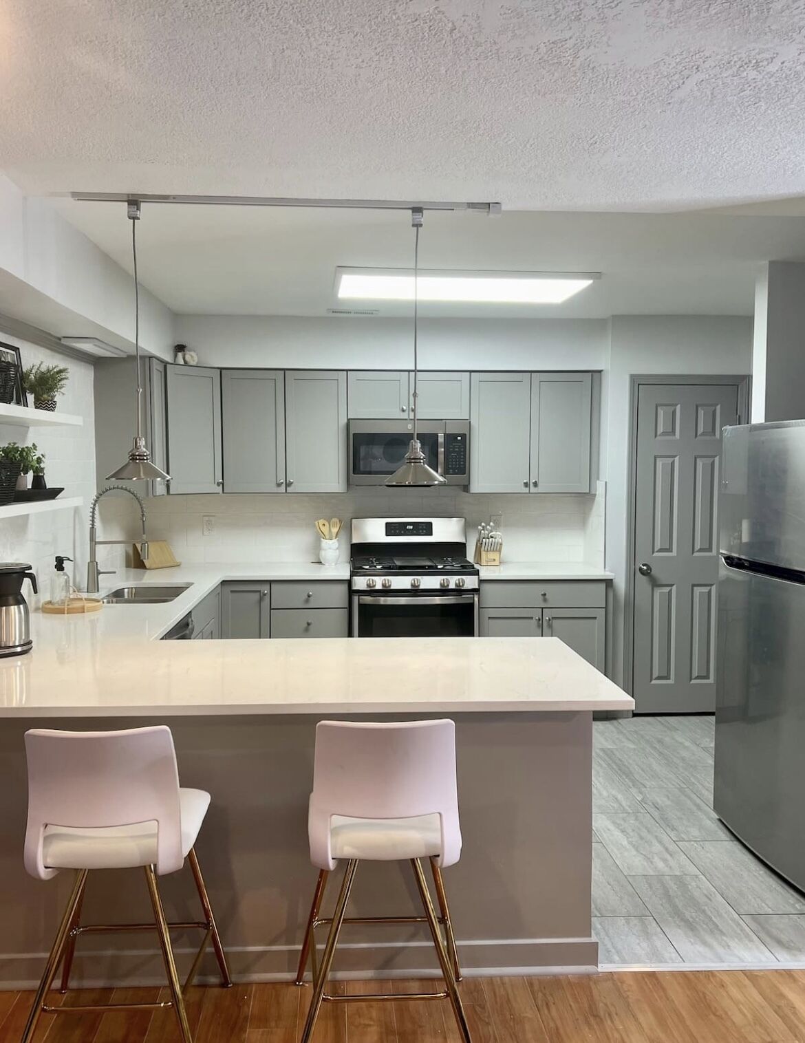 Refrigerador, microondas, lavavajillas y utensilios de cocina 