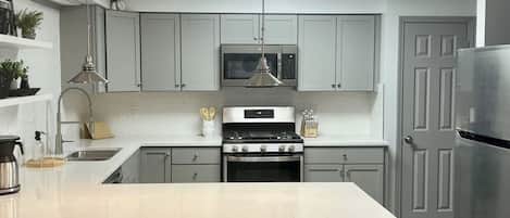 Jääkaappi, mikroaaltouuni, astianpesukone