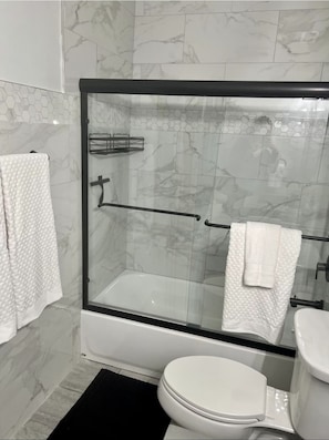 Hair dryer, towels, soap, shampoo - Funkytown Loft: 4BR, 2BA on Mass St, Steps to Dining & Entertainment (Lawrence)
