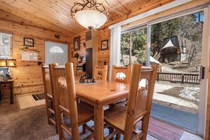 Hytte – basic | Spiseområde på rommet