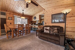 Hytte – basic | Oppholdsområde | Smart-TV, DVD-spiller og strømmetjenester