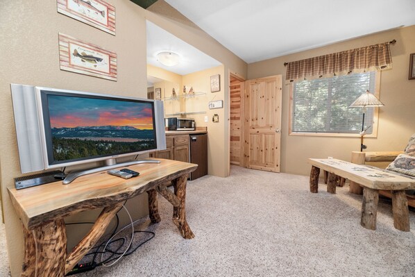 Hytte – basic | Oppholdsområde | Smart-TV, DVD-spiller og strømmetjenester