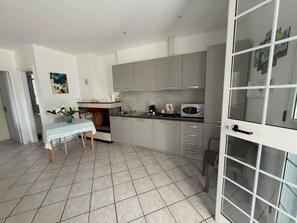 Fridge, microwave, dishwasher, coffee/tea maker