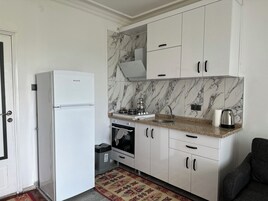 Refrigerador con freezer, horno, placa de cocina, tetera/pava eléctrica