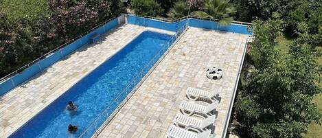 Una piscina al aire libre