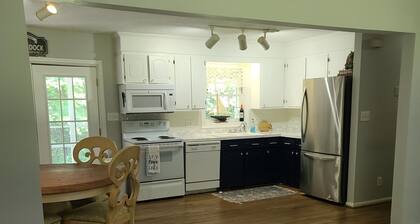 Relaxing Kerr Lake Cottage w/ Private Boat dock - Pet Friendly!