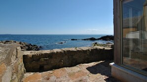 A coastal view from a stone building with a window overlooking the sea. - Aqua Vista- seafront cottage, Cellardyke (Anstruther)