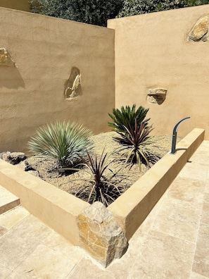 A landscaped garden with various plants and a stone pathway. - Propriété de Campagne, Située Entre le Circuit Paul Ricard et Bandol (Le Beausset)