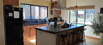 3 bed / 2 bath Home in Columbia Gorge Paradise!